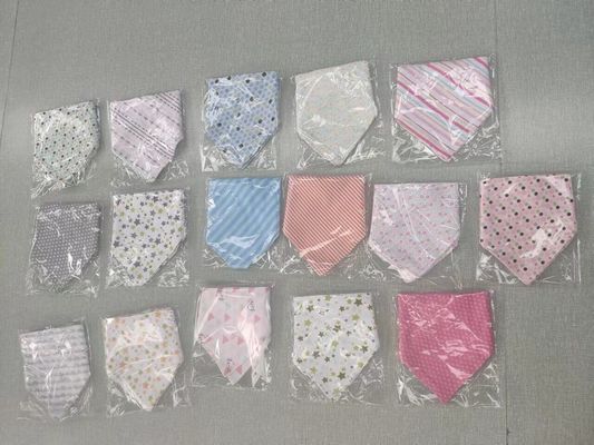 Artículo en existencia: capa doble 100% del algodón baberos impresos 3 paquetes del triángulo del bebé, baberos comunes del algodón del bebé, 20000 sistemas en total
